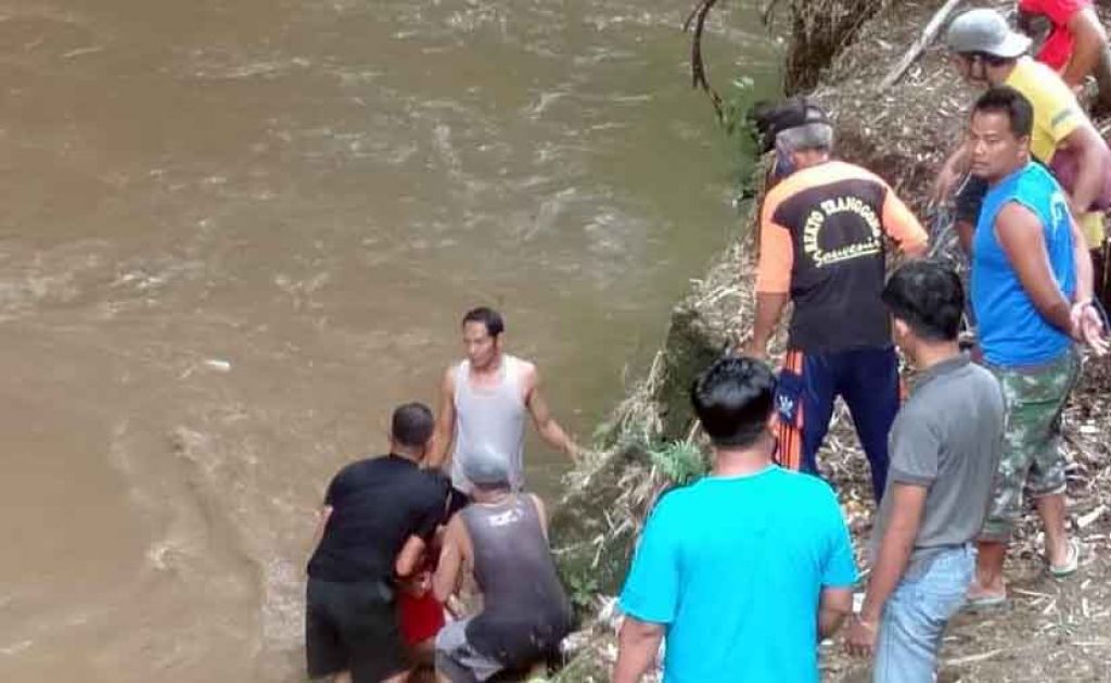 Korban dievakuasi dari sungai
