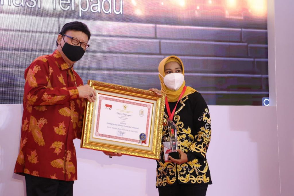 Wali Kota Mojokerto Ika Puspitasari menerima penghargaan dari KemenPAN-RB Tjahjo Kumolo