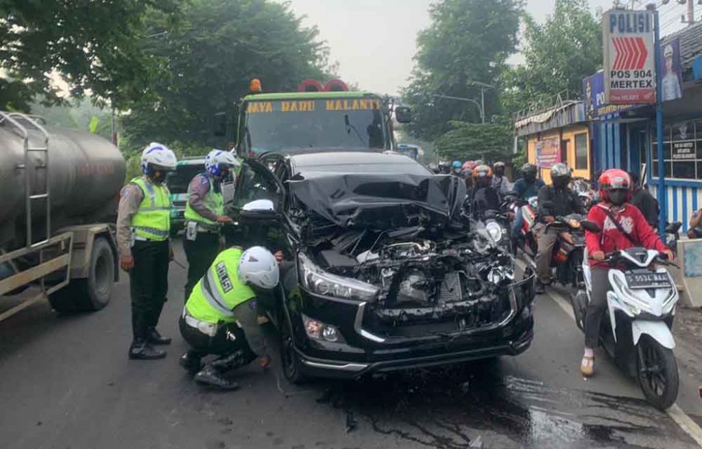 Innova ringsek dalam kecelakaan beruntun di Mojokerto
