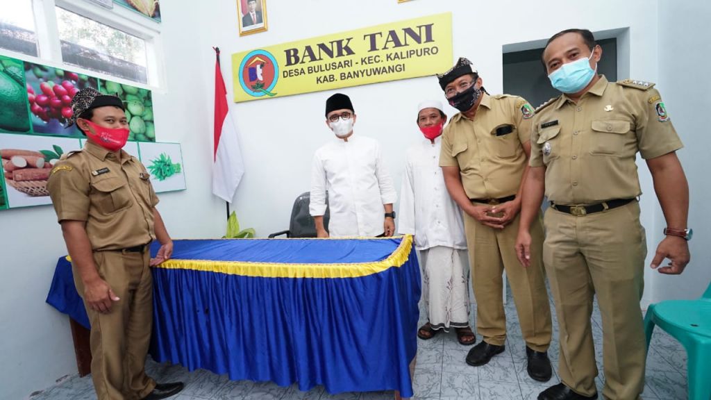 Bupati Banyuwangi Abdullah Azwar Anas meresmikan bank tani Desa Bulusari, Kecamatan Kalipuro