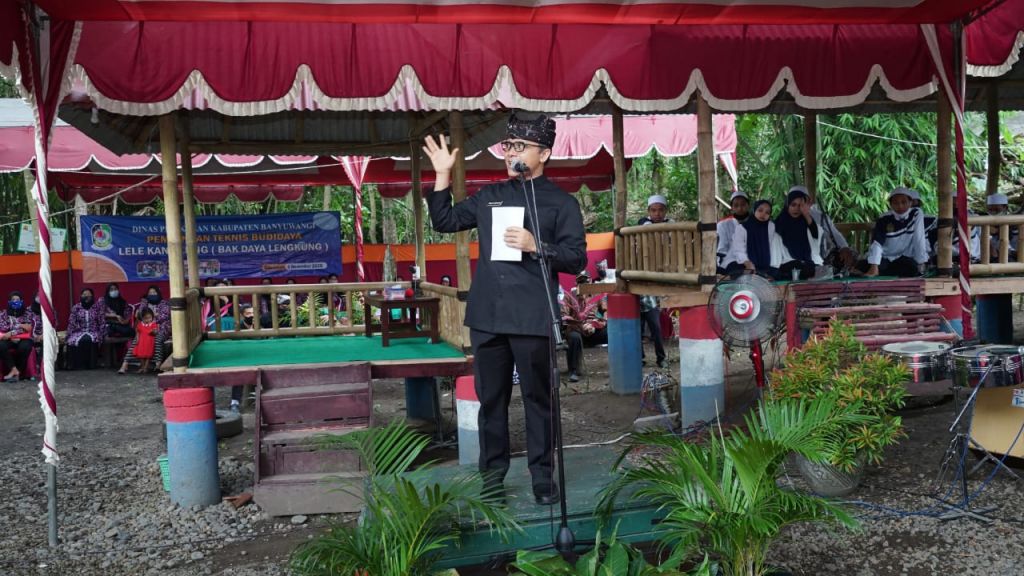 Bupati Banyuwangi Abdullah Azwar Anas saat mengunjungi Waduk Lecari