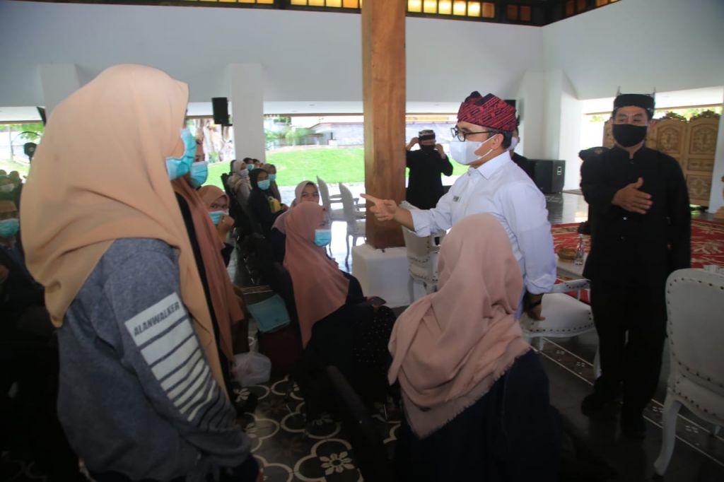 Bupati Anas berikan beasiswa kepada mahasiswa
