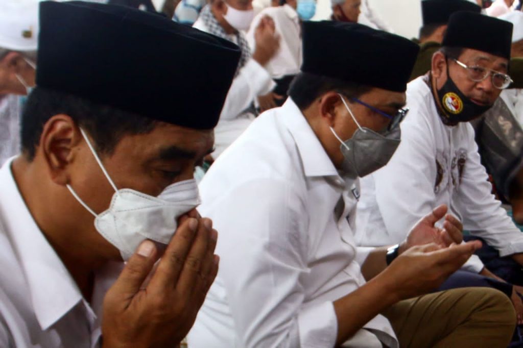 Machfud Arifin dan Mujiaman berdoa bersama di Masjid Rahmat Kembang Kuning, Surabaya