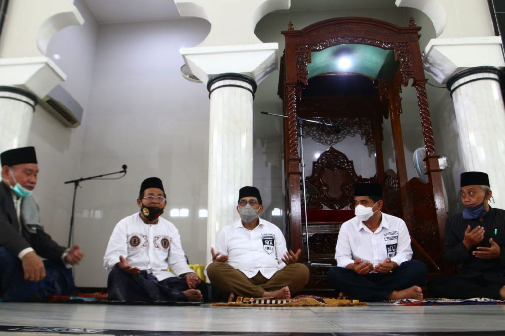 Machfud Arifin dan Mujiaman berdoa bersama di Masjid Rahmat Kembang Kuning, Surabaya dipimpin Prof Dr. KH Maksum Nur Alim