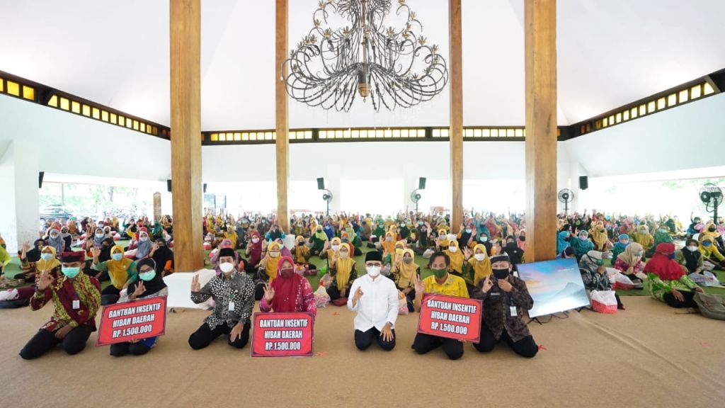 Bupati Banyuwangi Abdullah Azwar Anas menyerahkan insentif untuk para guru TK dan PAUD