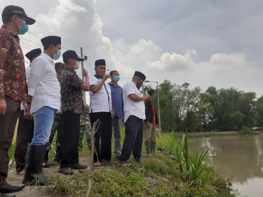 Wabup Mojokerto terpilih Muhammad Al Barra saat meninjau lokasi banjir