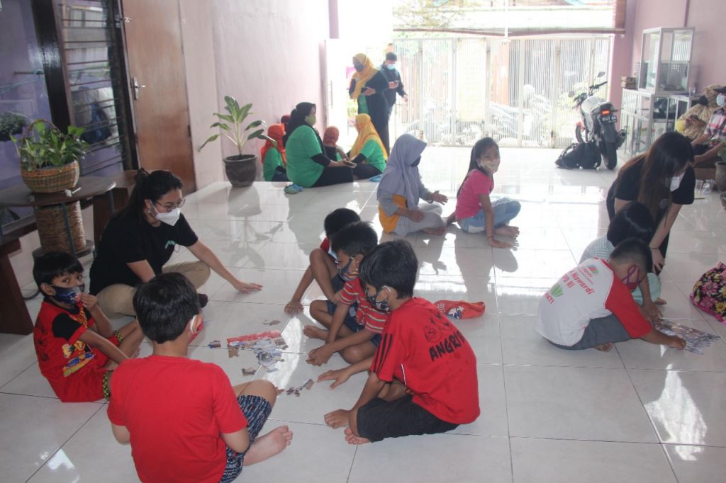 Salah satu kegiatan para mahasiswa UK Petra Surabaya dalam pengabdian di masyarakat