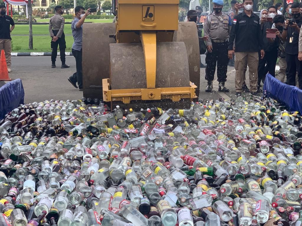 Belasan ribu boto miras dimusnahkan di Mapolda Jatim