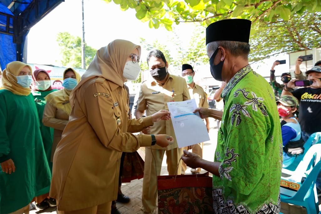 Bupati Banyuwangi, Ipuk Fiestiandani meninjau proses vaksinasi takmir masjid di Puskesmas Kebaman, Kecamatan Srono