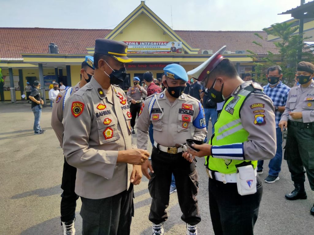 Kabagsumda Polres Ponorogo, Kompol Bahrun Nasikin dan anggota Propram mengecek senpi salah satu anggota