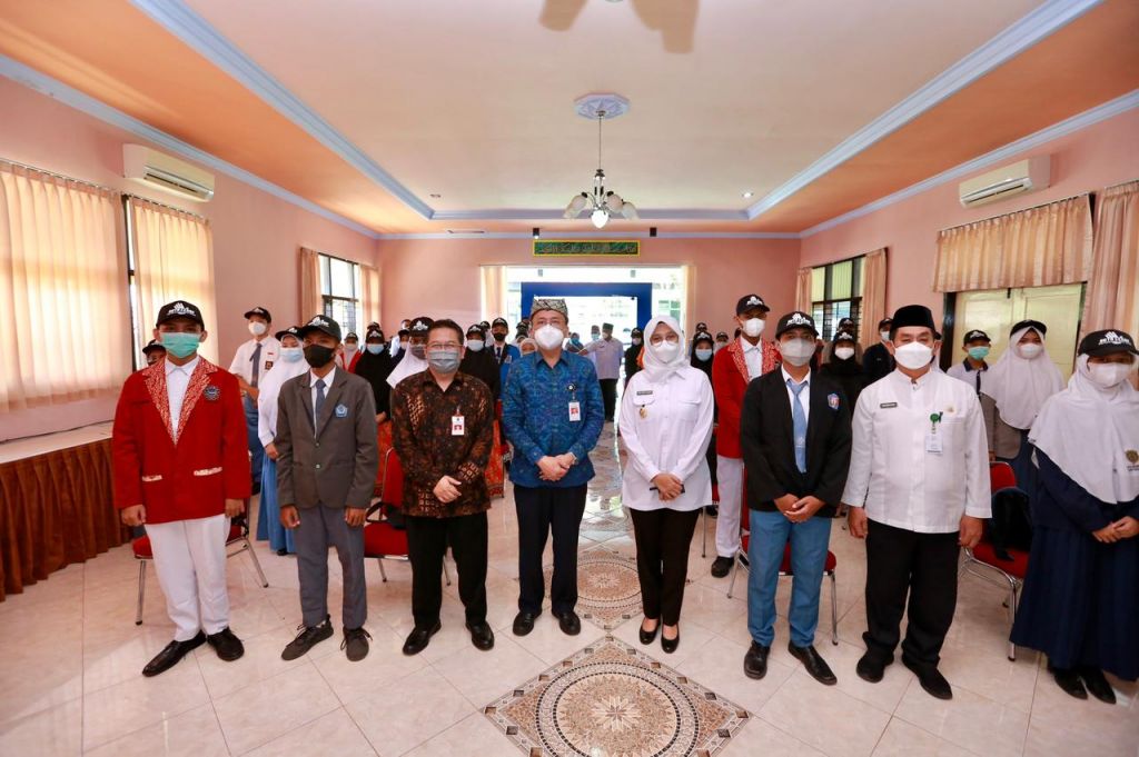 Sekretaris Kementerian PPPA, Pribudiarta Nur Sitepu bersama Bupati Banyuwangi Ipuk Fiestiandani mengukuhkan Duta Cegah Perkawinan Anak