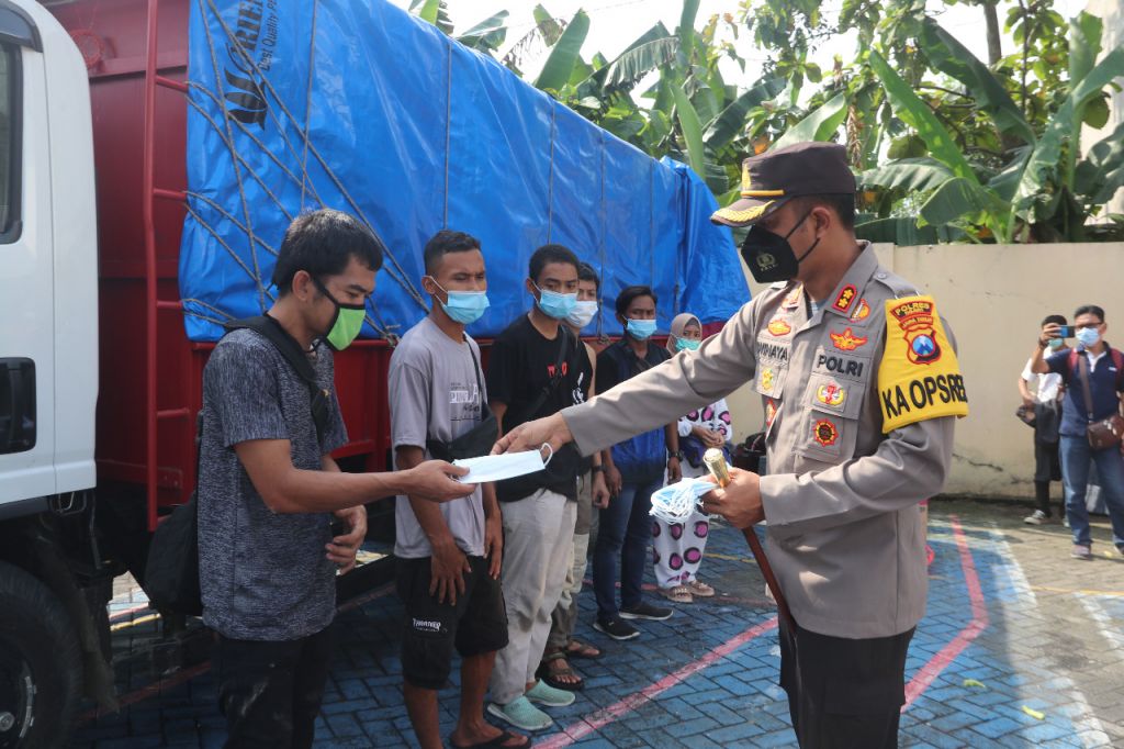 Kapolres Ngawi, AKBP I Wayan Winaya memberikan imbauan kepada para pemudik yang menumpang truk