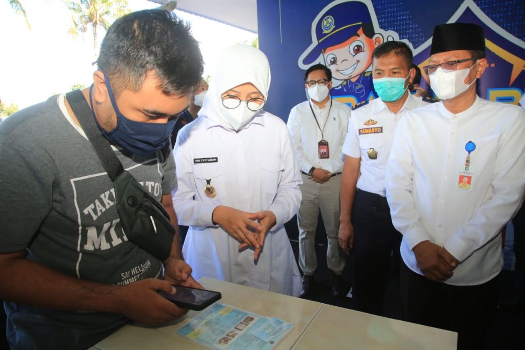 Bupati Banyuwangi Ipuk Fiestiandani saat peluncuran program Bayu Arum (Bayar dan Daftar Uji Kir dari Rumah)