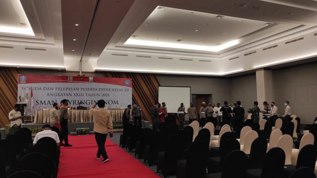 Proses pembubaran wisuda SMAN 1 Wringinanom, Gresik yang juga digelar di Kota Mojokerto