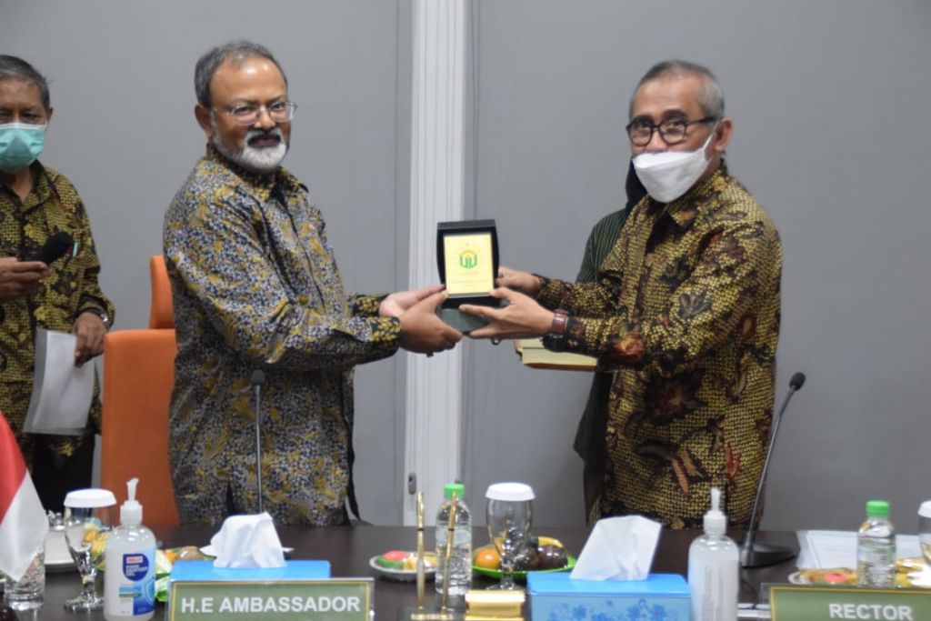 Duta Besar India untuk Indonesia, Shri Manoj K. Bharti bersama Rektor Unusa Prof Achmad Jazidie