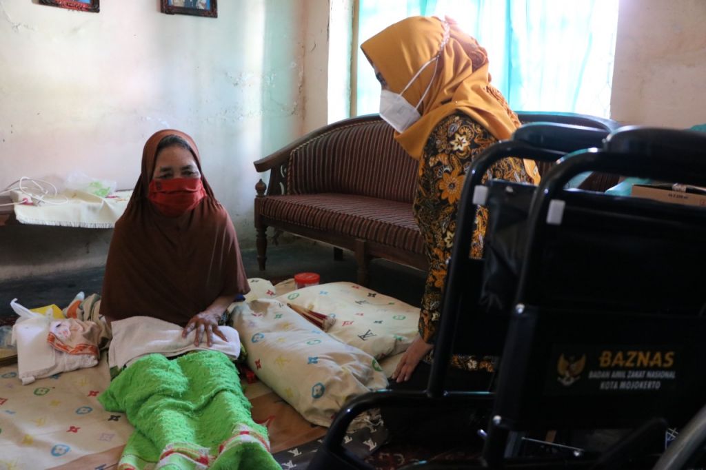 Wali Kota Mojokerto Ika Puspitasari bersama Ketua Baznas Dwi Hariadi membagikan kursi roda