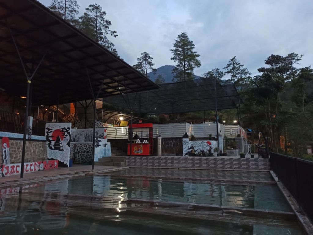 Kolam air hangat Jacuzzi Pool, Kafe dan Karaoke di Pacet, Mojokerto