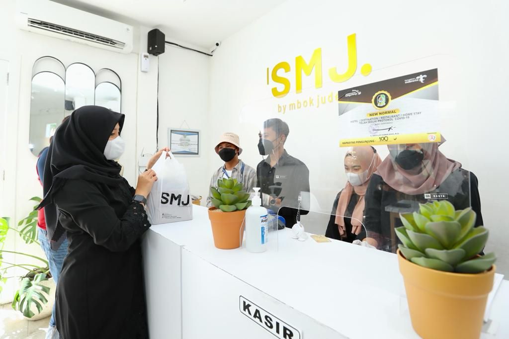 Bupati Banyuwangi, Ipuk Fiestiandani saat membeli secara take away di salah satu warung