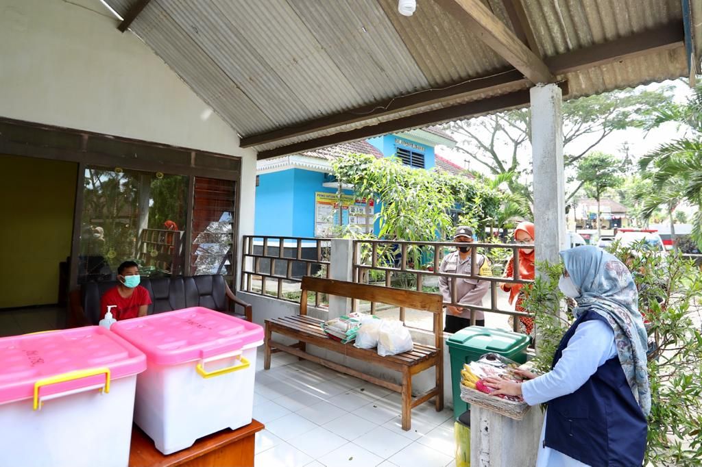 Bupati Banyuwangi Ipuk Fiestiandani saat memberi semangat kepada warga yang isoman di shelter