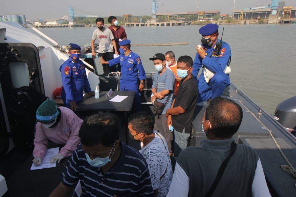 Ditpolairud Polda Jatim gelar vaksinasi bagi nelayan dan warga pesisir Gresik