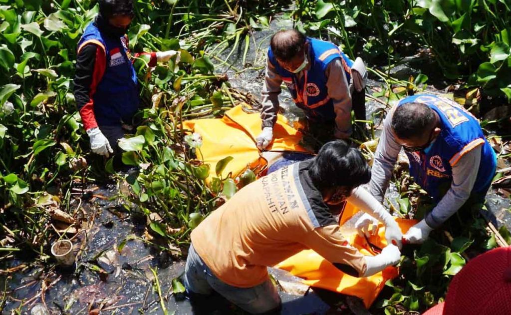 Mayat Pria Penuh Belatung Ditemukan Dalam Tumpukan Eceng Gondok Di ...