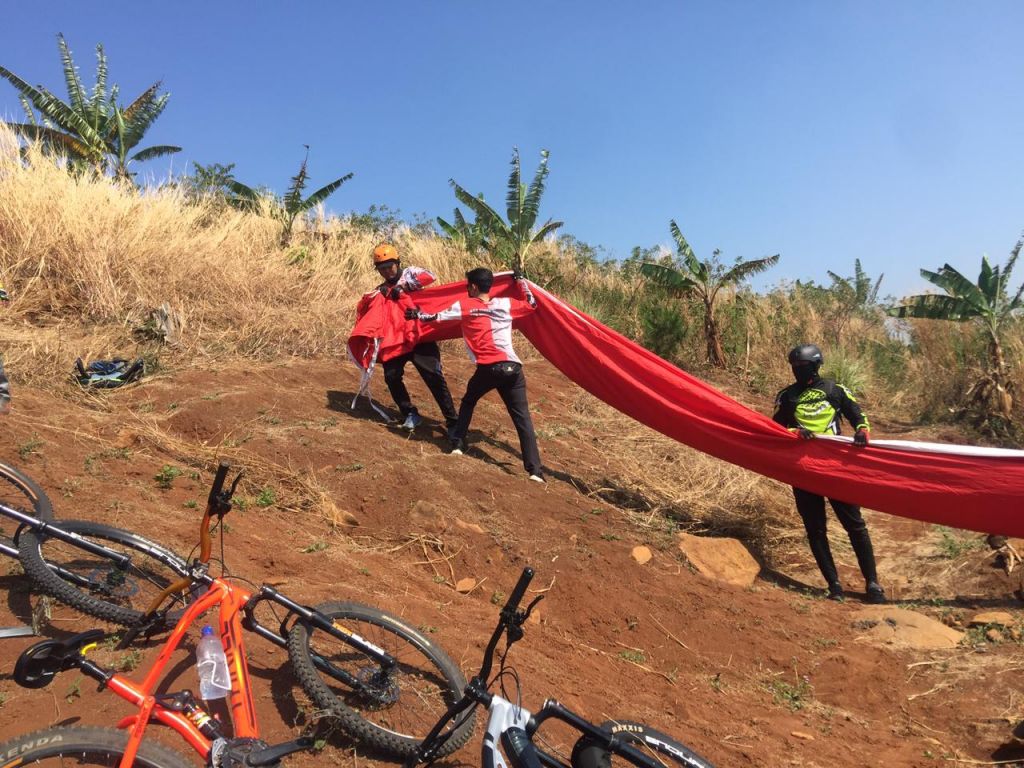 Proses pembentangan bendera di Kabupaten Mojokerto.