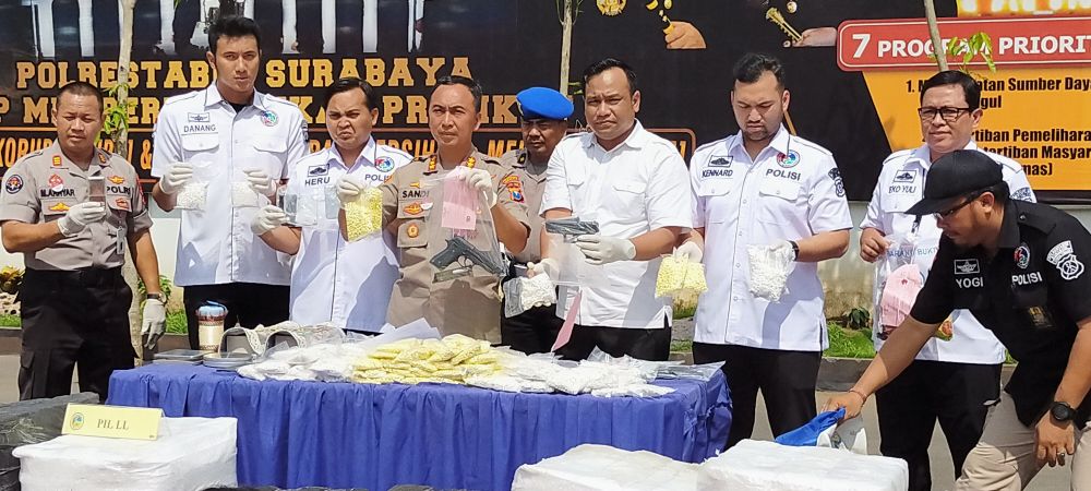 Peredaran 7 juta pil koplo digagalkan oleh Tim Satresnarkoba Polrestabes Surabaya