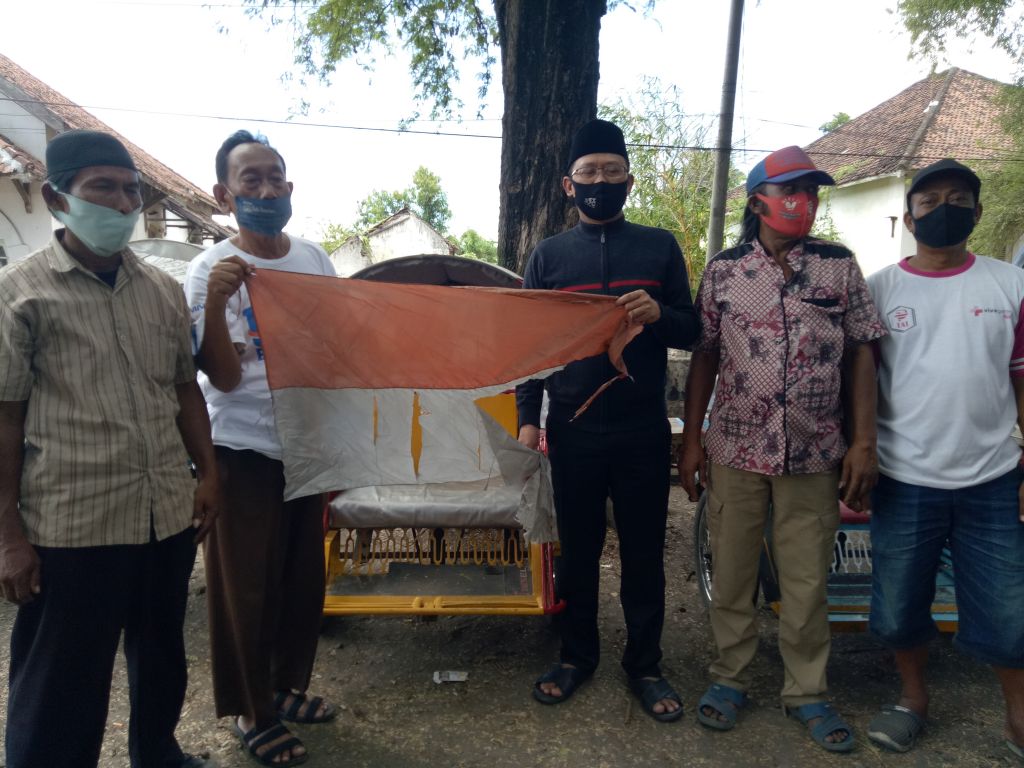 Ketua DPRD Kabupaten Pasuruan, Sudiono Fauzan memberikan apresiasi dan penghargaannya kepada lima tukang becak patriotik