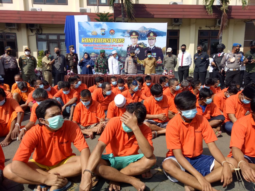 Para tersangka yang ditangkap sepanjang Operasi Pekat Semeru 2021 dipamerkan di Mapolres Pasuruan jelang ramadan