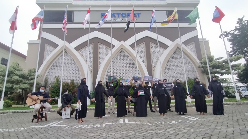Mahasiswa UMSurabaya saat menggelar teatrikal dan galang donasi untuk Palestina