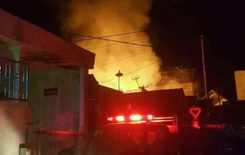 Kobaran api saat melahap pabrik tahu di sekitar Alun-alun Kota Wisata Batu, Rabu (12/9/2018) malam.