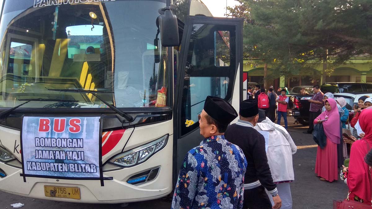 Rombongan Calon Jemaah Haji Kloter 56 Blitar Berangkat Ke Surabaya