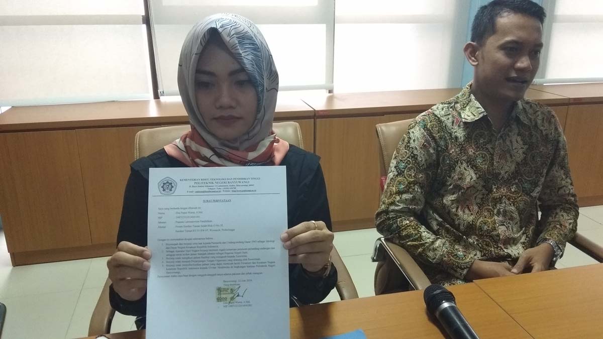 Humas Poliwangi Wahyu Naris Wari menunjukkan surat pernyataan Eka Puput 