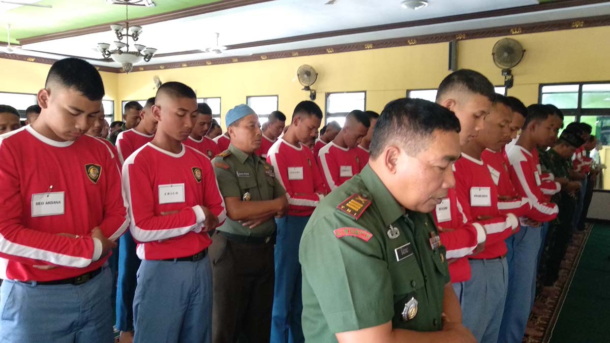 Anggota TNI dan pelajar melakukan salat gaib untuk korban gempa NTB
