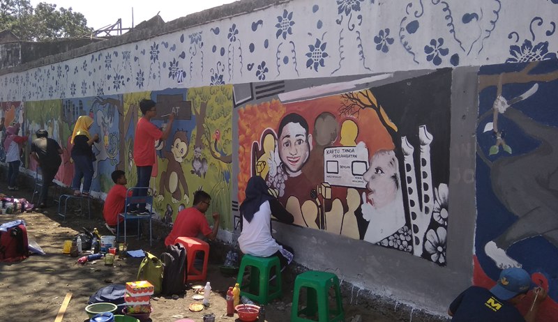 Lukisan mural di tembok pemakaman umum di Tulungagung/Foto: Wandra R Putri