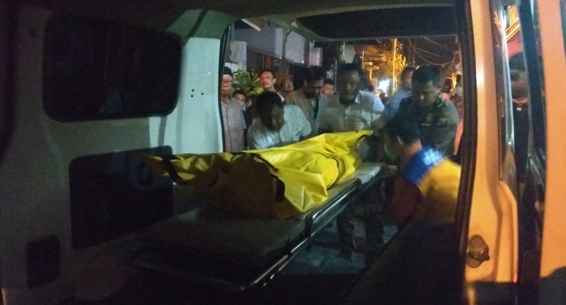 Korban saat dimasukkan ke mobil ambulance untuk dibawa ke RSU dr Soetomo.