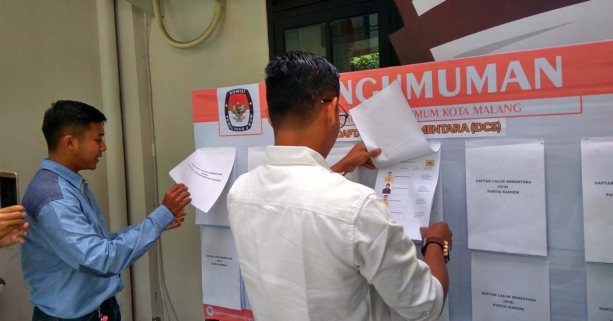 Petugas menyusun DCS di KPU Malang