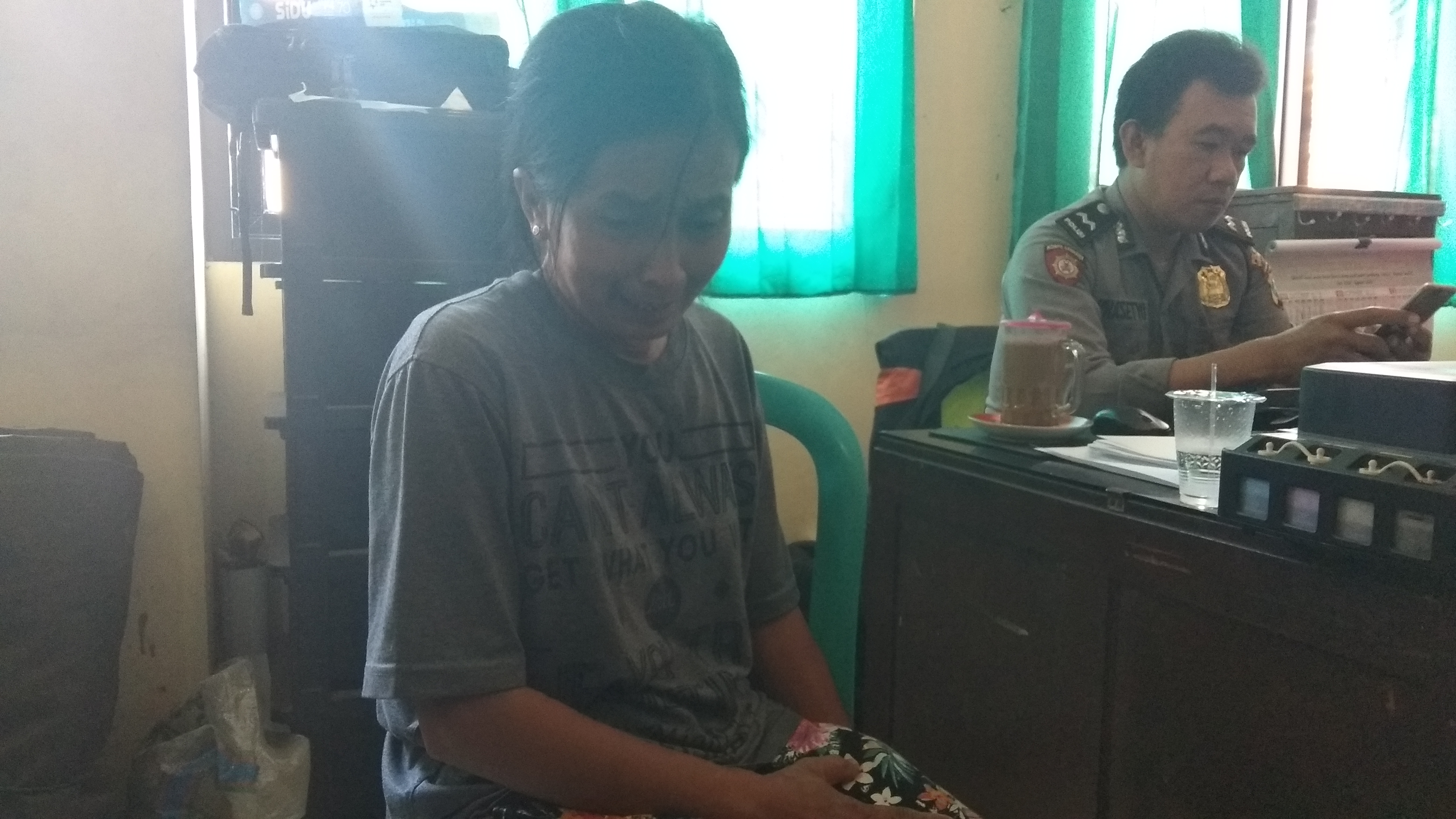 Rahmawati, tersangka pencurian saat diamankan di Mapolsek Rogojampi