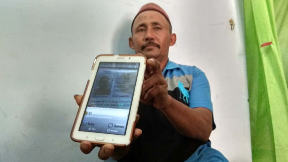 Adik ipar korban saat menunjukkan foto paspor Saiful Bahri/Foto: Glorian