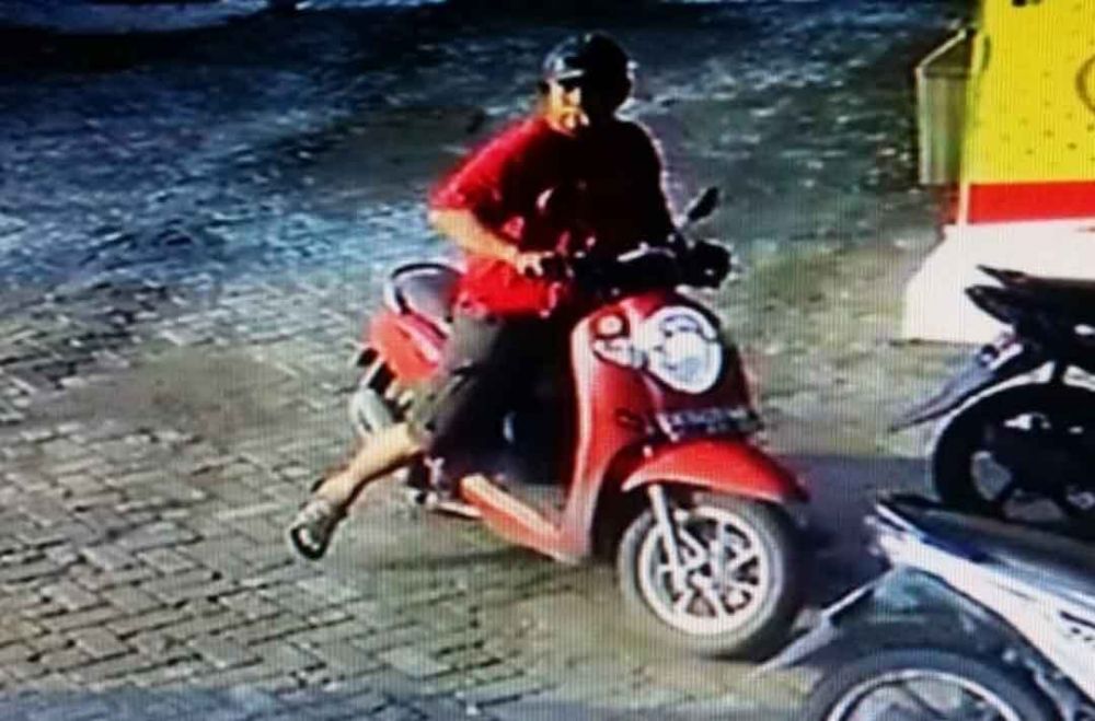 Pelaku terekam CCTV mencuri motor Scoopy milik Dwi Indriastuti
