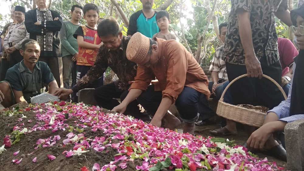 Juru bicara kepresidenan, Johan Budi berdoa di makam ibunya di Mojokerto