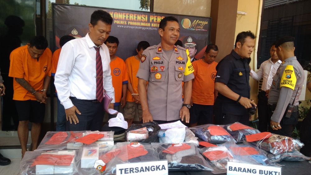 Wakapolres Probolinggo Kota Kompol Imam Pauji dan Kasatreskrim AKP Nanang membeberkan barang bukti kejahatan dan para pelakunya