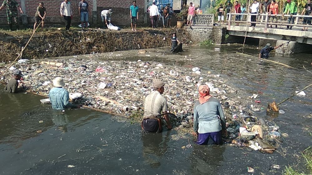 Warga kerja bakti bersihkan Sungai Ledeng