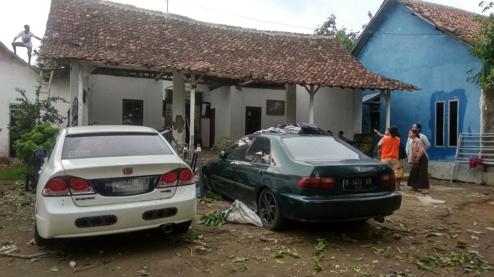 Peristiwa angin ribut di Mojokerto mengakibatkan rumah rusak