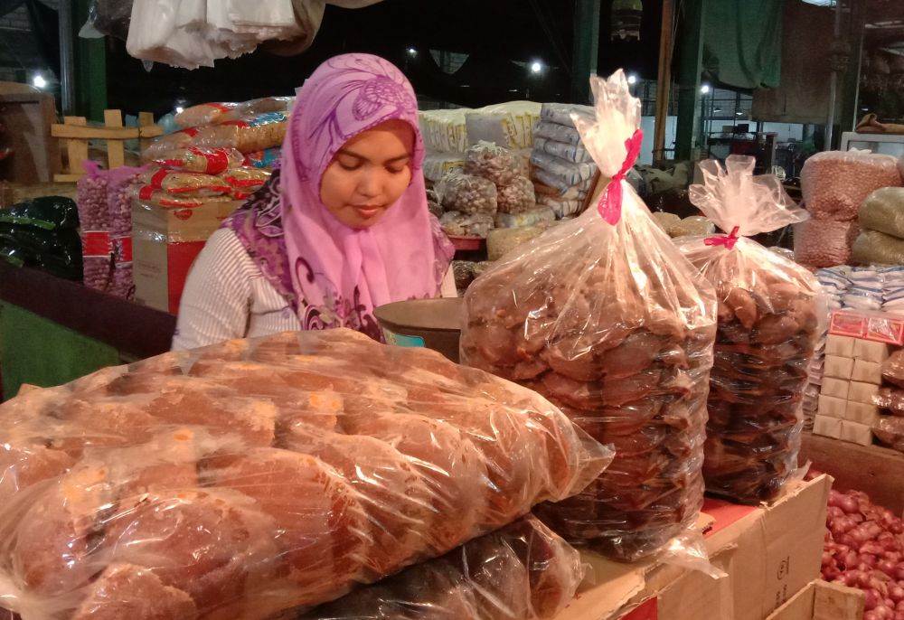 Penjual gula merah di Pasar Induk Osowilangun Surabaya