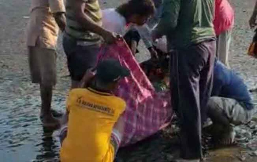 Warga evakuasi korban yang ditemukan tewas di tepi laut