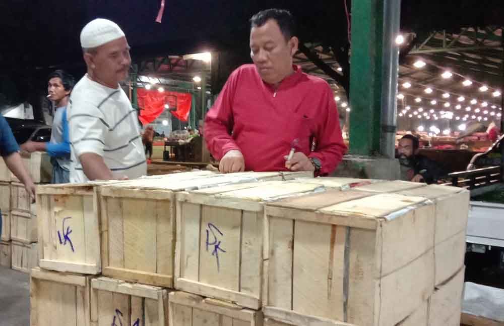 Haji Sakri pedagang buah duku Palembang di PIOS saat akan distribusikan kepada para pelanggannya