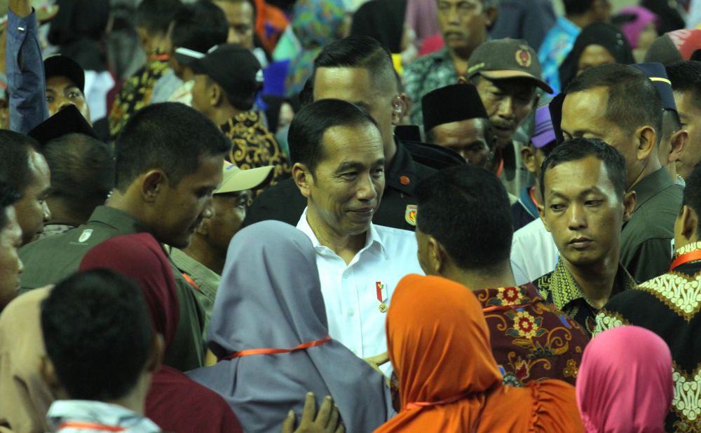 Presiden Jokowi saat menyapa warga penerima sertifikat tanah gratis di Gresik