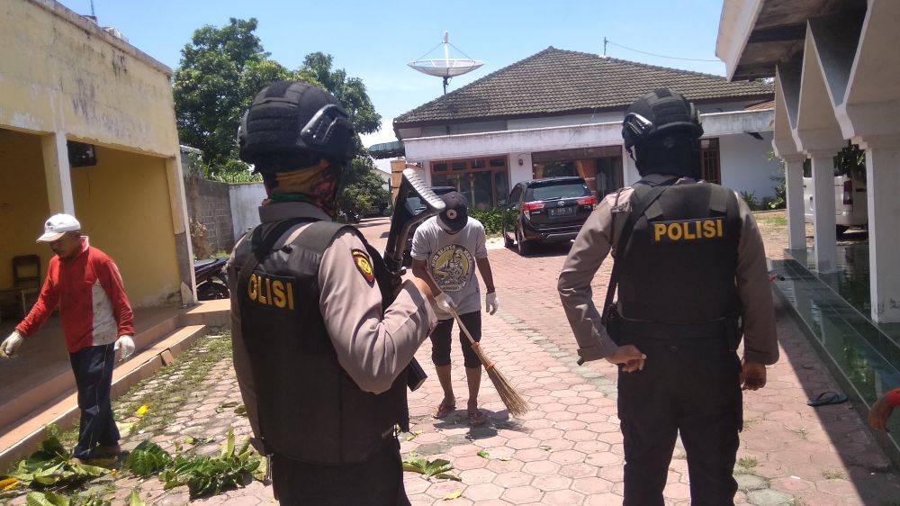 Polisi bersenjata menjaga penggeledahan KPK di rumah anggota DPRD Tulungagung