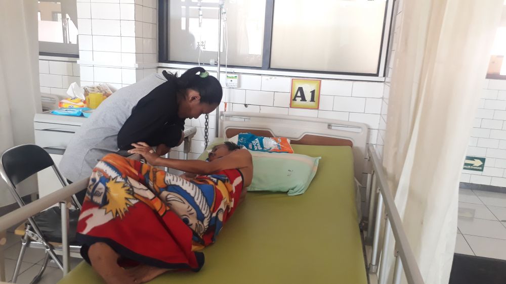 Eko Sumantoyo, guru honorer penderita pembekuan darah di otak dirawat di rumah sakit, ditemani Siti Syamsiyah, istrinya (Foto-foto: Zain Ahmad/jatimnow.com)
